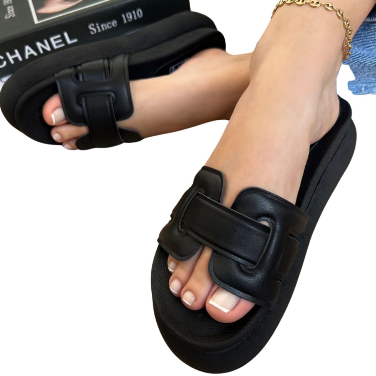 Comprar Sandalias Mujer  ¿Buscas las Mejores Sandalias para Mujer? En ONLINESHOPPINGCENTERG tenemos la mayor variedad de sandalias mujer para todos los estilos y ocasiones. Si quieres comprar sandalias mujer cómodas, elegantes o deportivas, aquí encontrarás las mejores opciones.  Tipos de Sandalias Mujer Más Vendidas 1. Sandalias para Mujer Cómodas Birkenstock mujer: Ideales para caminar todo el día.  Sandalias Skechers mujer: Con plantillas acolchadas.  Sandalias planas mujer: Perfectas para el día a día.  2. Sandalias de Moda Sandalias doradas: Brillantes y elegantes.  Sandalias plataforma: Añaden altura con estilo.  Sandalias negras mujer: Versátiles y sofisticadas.  3. Sandalias Deportivas Sandalias Nike mujer: Diseño ergonómico.  Sandalias Adidas mujer: Ideales para el verano.  Sandalias trekking mujer: Para aventuras al aire libre.  4. Sandalias de Lujo Sandalias Hermes: Elegancia premium.  Sandalias Guess mujer: Estilo fashion.  Sandalias Tory Burch: Diseños exclusivos.  ¿Dónde Comprar Sandalias Mujer? En ONLINESHOPPINGCENTERG ofrecemos envíos rápidos a:  Sandalia mujer en España  Sandalia mujer en México  Sandalia mujer en Perú  Sandalia mujer en Colombia (Casanare, Meta, Atlántico, Valle del Cauca, etc.)  Sandalia mujer en El Salvador  Sandalia mujer en Guatemala  Sandalia mujer en Costa Rica  ¡Encuentra tus sandalias mujer favoritas y exclusivos!  Preguntas Frecuentes sobre Sandalias Mujer 1. ¿Cuáles son las sandalias más cómodas para mujer? Las Birkenstock mujer, Sandalias Skechers mujer y Crocs sandalias mujer son las más recomendadas por su comodidad.  2. ¿Dónde comprar sandalias mujer? En ONLINESHOPPINGCENTERG tenemos ofertas en sandalias para mujer de marcas como Geox, Pikolinos y XTI.  3. ¿Qué sandalias son mejores para verano? Las sandalias planas mujer, chanclas Havaianas y sandalias de playa son ideales.  4. ¿Cómo elegir la talla correcta de sandalias? Revisa nuestra guía de tallas y elige según tu número habitual. Algunas marcas como Birkenstock tienen un ajuste diferente.  5. ¿Tienen sandalias para mujer con soporte ortopédico? Sí, tenemos sandalias ortopédicas mujer de marcas como Dr. Scholl’s y Alegria.  ¿Por qué Comprar en ONLINESHOPPINGCENTERG? Gran variedad: Desde sandalias Nike mujer hasta sandalias Hermes.  Envíos rápidos: A toda España, México, Perú y más.  Precios bajos: Las mejores ofertas en sandalias mujer.  ¡Visita nuestra tienda y encuentra tus sandalias mujer ideales hoy mismo!